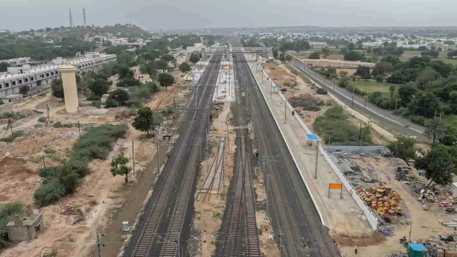 तस्वीर में सामाख्याली-भचाऊ रेलखंड पर बिछाई गई नई रेल लाइनें दिख रही हैं। तस्वीर में सामाख्याली-भचाऊ रेलखंड पर बिछाई गई नई रेल लाइनें दिख रही हैं।