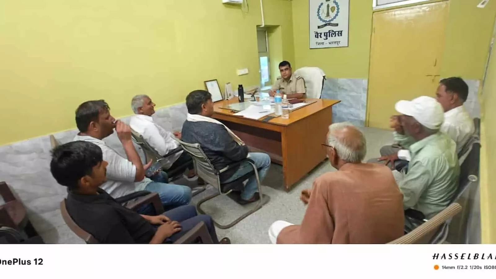 भरतपुर पुलिस थाने में व्यापारियों के साथ समन्वय बैठक करते अधिकारी और नागरिक। भरतपुर पुलिस थाने में व्यापारियों के साथ समन्वय बैठक करते अधिकारी और नागरिक।