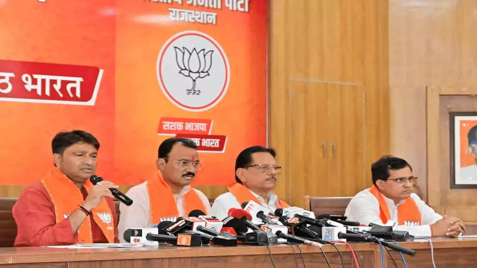 तस्वीर में जयपुर स्थित भाजपा कार्यालय में प्रेसवार्ता को संबोधित करते नेता नजर आ रहे हैं। तस्वीर में जयपुर स्थित भाजपा कार्यालय में प्रेसवार्ता को संबोधित करते नेता नजर आ रहे हैं।