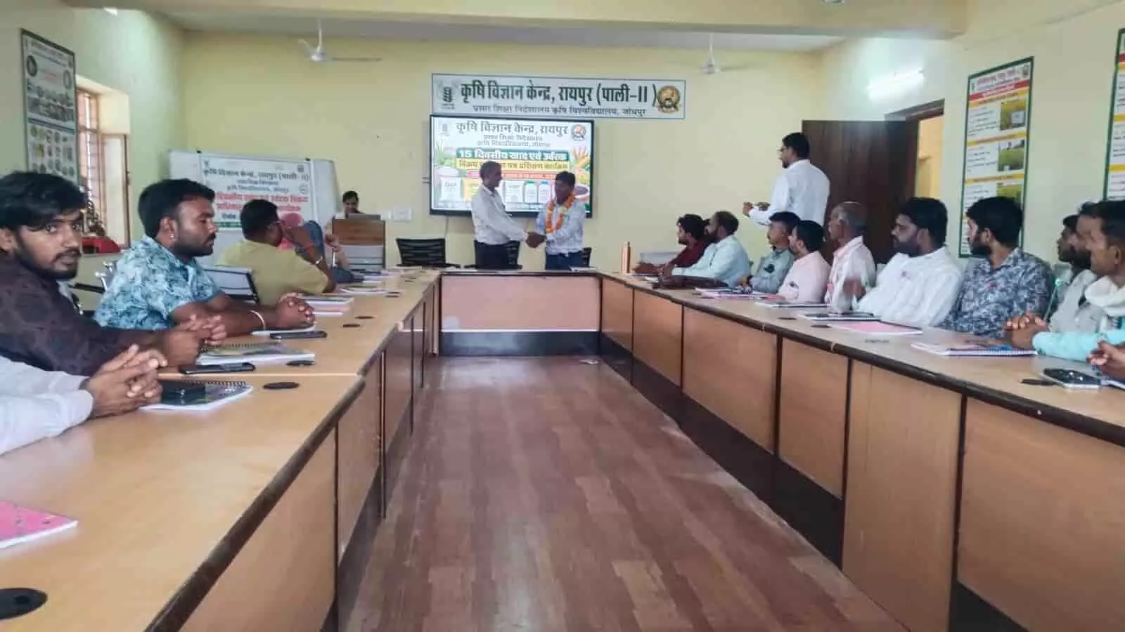 तस्वीर में कृषि विज्ञान केंद्र रायपुर-पाली में आयोजित उर्वरक विक्रय प्राधिकार पत्र प्रशिक्षण कार्यक्रम के प्रतिभागी नजर आ रहे हैं तस्वीर में कृषि विज्ञान केंद्र रायपुर-पाली में आयोजित उर्वरक विक्रय प्राधिकार पत्र प्रशिक्षण कार्यक्रम के प्रतिभागी नजर आ रहे हैं
