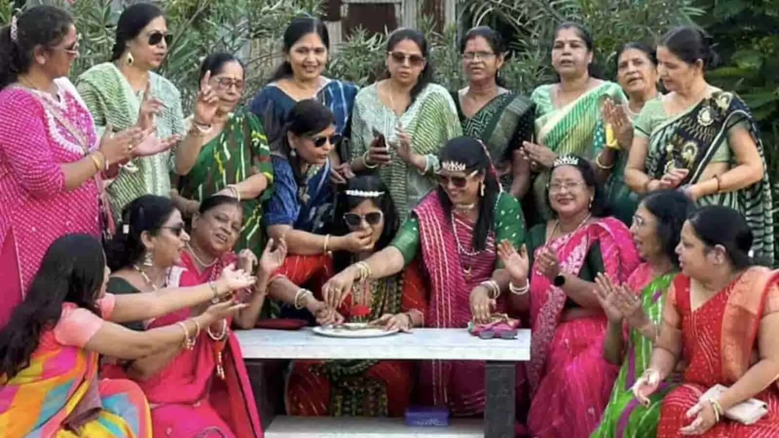 तस्वीर में सखी क्लब की महिलाएं बारां में सावन उत्सव के दौरान केक काटती हुई नजर आ रही हैं। तस्वीर में सखी क्लब की महिलाएं बारां में सावन उत्सव के दौरान केक काटती हुई नजर आ रही हैं।