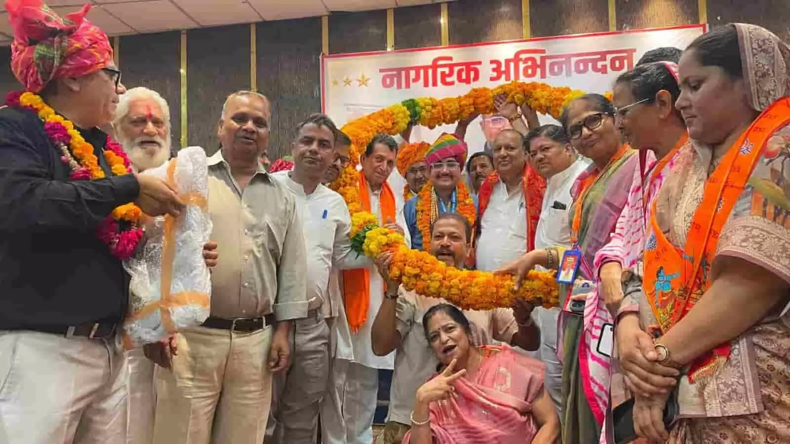 तस्वीर में रुकमणी पैलेस में पैरा शूटर राहुल शर्मा का अभिनंदन करते हुए लोग दिख रहे हैं। तस्वीर में रुकमणी पैलेस में पैरा शूटर राहुल शर्मा का अभिनंदन करते हुए लोग दिख रहे हैं।