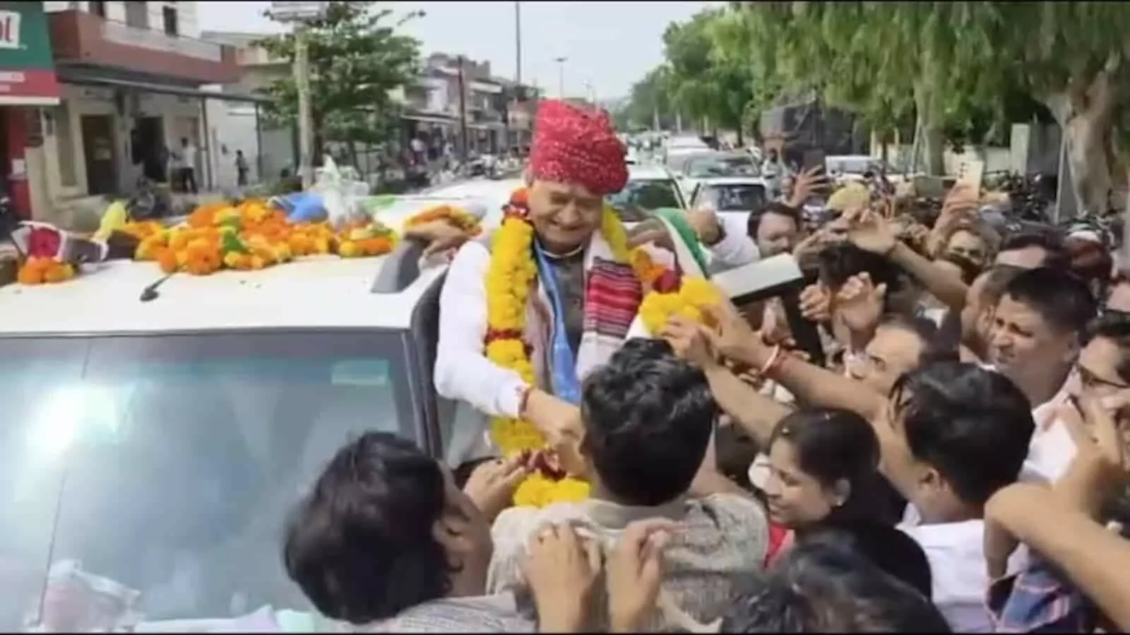 तस्वीर में पूर्व मुख्यमंत्री अशोक गहलोत सोजत में वाहन के पास खड़े होकर कार्यकर्ताओं से मिलते दिख रहे हैं। तस्वीर में पूर्व मुख्यमंत्री अशोक गहलोत सोजत में वाहन के पास खड़े होकर कार्यकर्ताओं से मिलते दिख रहे हैं।