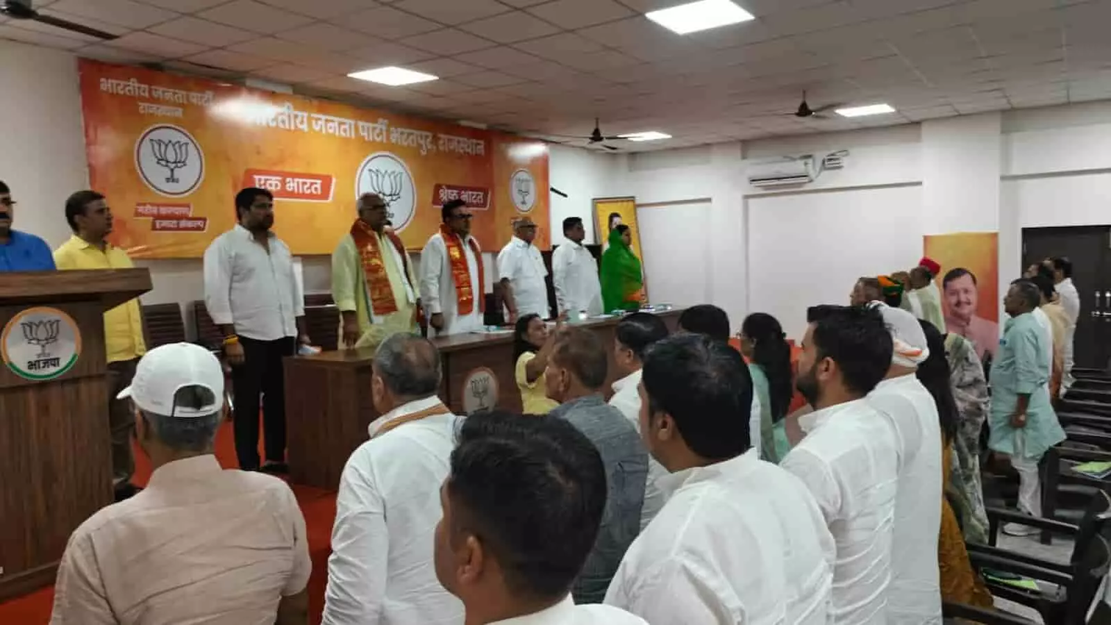 तस्वीर में भरतपुर स्थित भाजपा कार्यालय में संभाग स्तरीय बैठक के दौरान नेता और कार्यकर्ता दिखाई दे रहे हैं। तस्वीर में भरतपुर स्थित भाजपा कार्यालय में संभाग स्तरीय बैठक के दौरान नेता और कार्यकर्ता दिखाई दे रहे हैं।