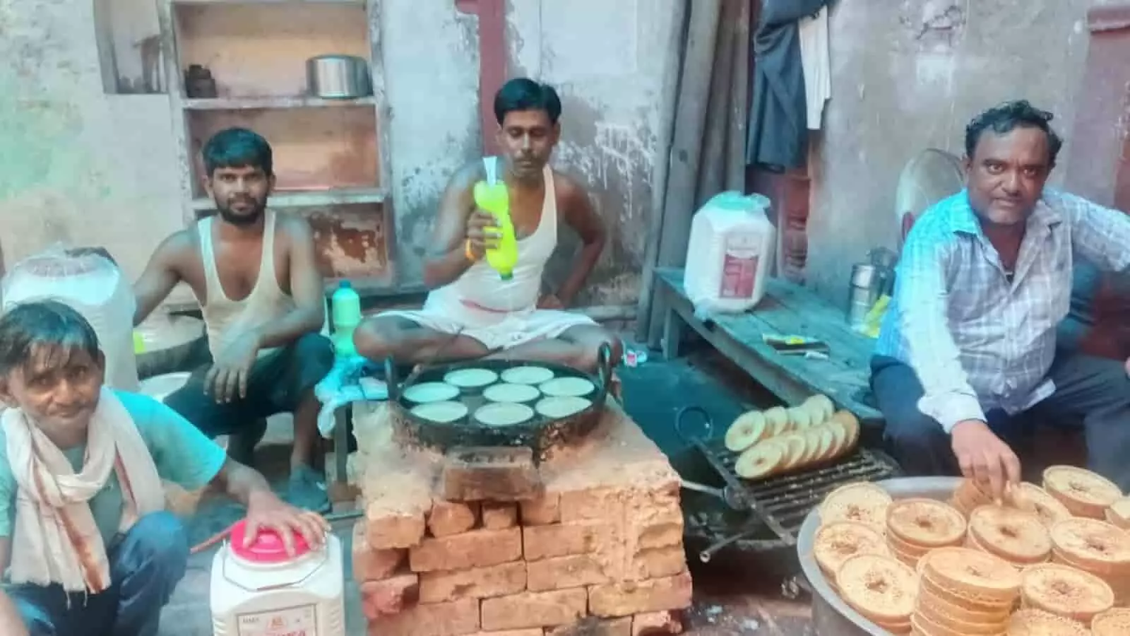 तस्वीर में भुसावर में दुकान पर घेवर बनाते हुए कारीगर नजर आ रहे हैं। तस्वीर में भुसावर में दुकान पर घेवर बनाते हुए कारीगर नजर आ रहे हैं।