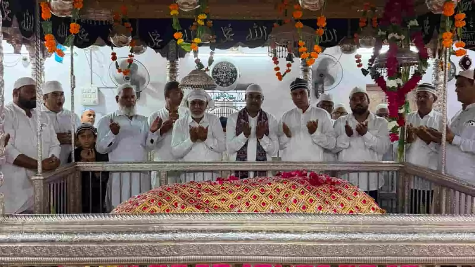 तस्वीर में हमीद खान मेवाती दीवाना शाह दरगाह पर जियारत करते दिख रहे हैं। तस्वीर में हमीद खान मेवाती दीवाना शाह दरगाह पर जियारत करते दिख रहे हैं।