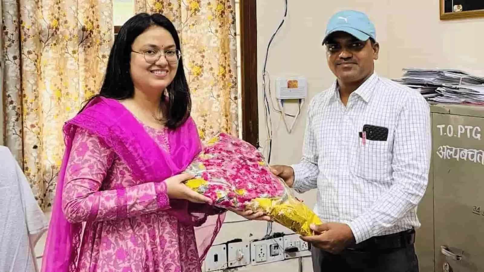 तस्वीर में प्रतापगढ़ कार्यालय में जिला कोषाधिकारी दीपिका बैपलावत को गुलदस्ता भेंट करते हुए रामसिंह मीणा दिख रहे हैं। तस्वीर में प्रतापगढ़ कार्यालय में जिला कोषाधिकारी दीपिका बैपलावत को गुलदस्ता भेंट करते हुए रामसिंह मीणा दिख रहे हैं।