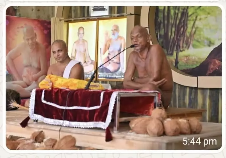 तस्वीर में मुनि श्री योगसागर जी महाराज नसियां जी में प्रवचन दे रहे हैं। तस्वीर में मुनि श्री योगसागर जी महाराज नसियां जी में प्रवचन दे रहे हैं।