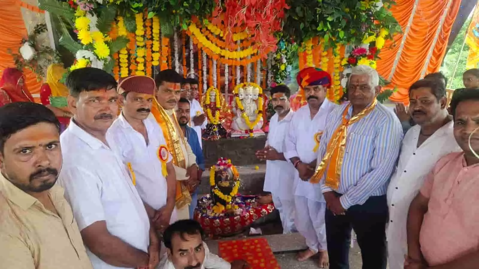 बड़ीसादड़ी के नवनिर्मित मंदिर में प्राण-प्रतिष्ठा के अवसर पर उपस्थित श्रद्धालु। बड़ीसादड़ी के नवनिर्मित मंदिर में प्राण-प्रतिष्ठा के अवसर पर उपस्थित श्रद्धालु।