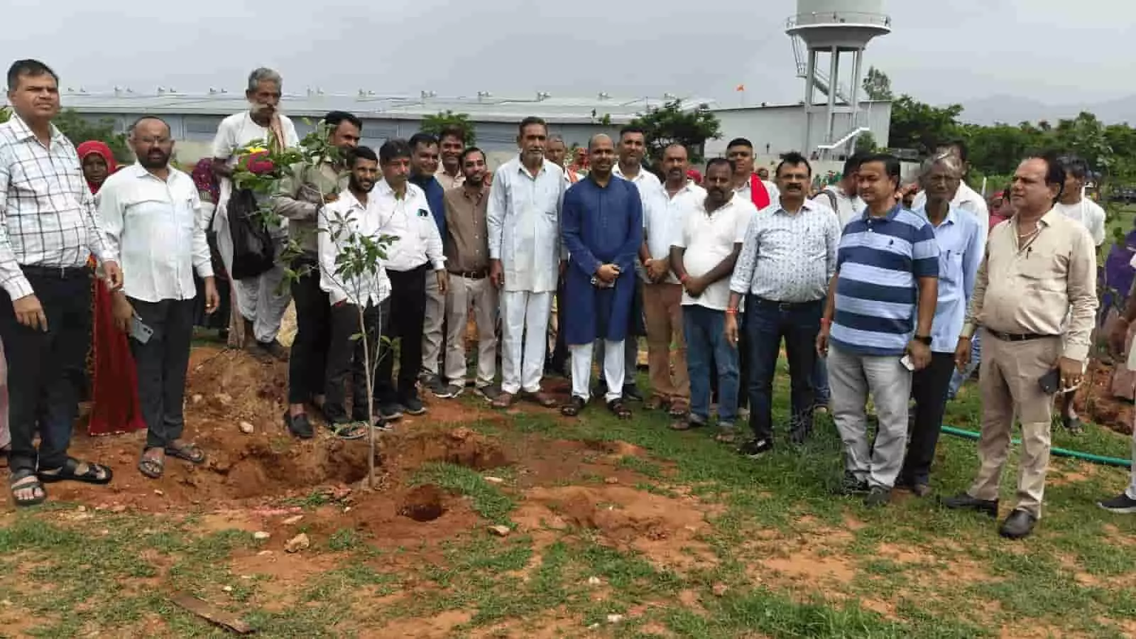 तस्वीर में सरगामाता के पास पौधारोपण अभियान के दौरान पिंडवाड़ा प्रधान नितिन बंसल और ग्रामीण खड़े दिखाई दे रहे हैं। तस्वीर में सरगामाता के पास पौधारोपण अभियान के दौरान पिंडवाड़ा प्रधान नितिन बंसल और ग्रामीण खड़े दिखाई दे रहे हैं।