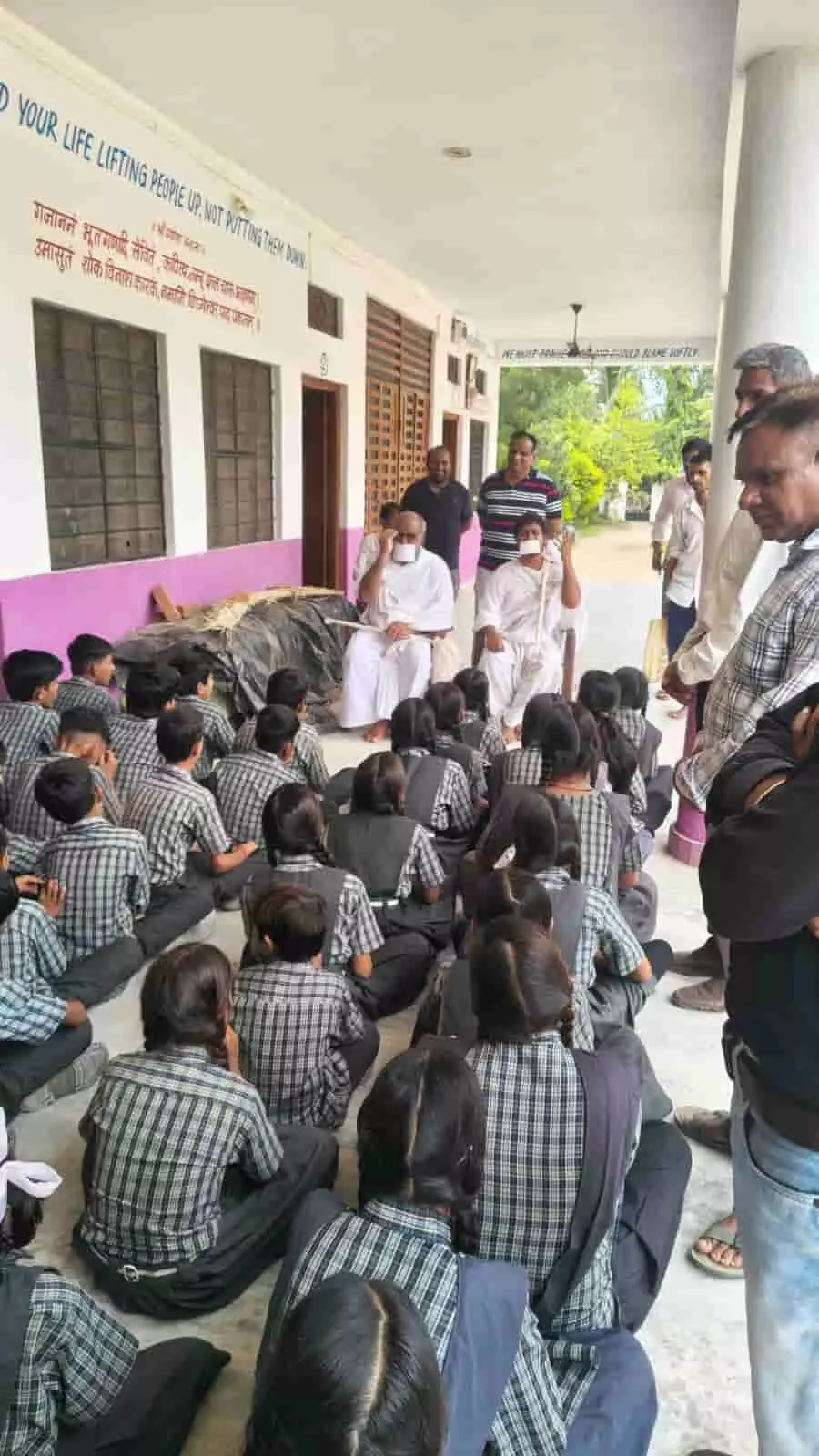 तस्वीर में कोमल मुनि जी और हर्षित मुनि जी विद्यालय परिसर में बैठे हैं और विद्यार्थी उन्हें सुन रहे हैं। तस्वीर में कोमल मुनि जी और हर्षित मुनि जी विद्यालय परिसर में बैठे हैं और विद्यार्थी उन्हें सुन रहे हैं।