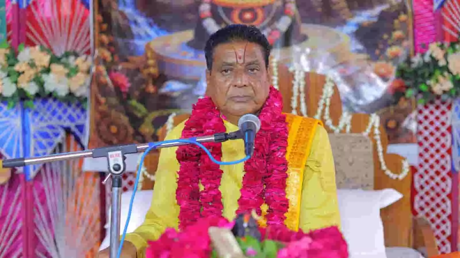 डीग के लक्ष्मण मंदिर में व्यासपीठ पर बैठे कथा प्रवक्ता पंडित मुरारी लाल पाराशर। डीग के लक्ष्मण मंदिर में व्यासपीठ पर बैठे कथा प्रवक्ता पंडित मुरारी लाल पाराशर।