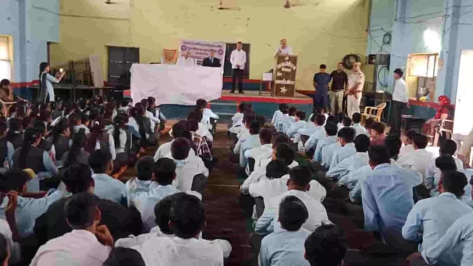 तस्वीर में डीग के विद्यालय में विधिक जागरूकता कार्यक्रम के दौरान बैठे विद्यार्थी और मंच पर संबोधित करते अधिकारी दिख रहे हैं। तस्वीर में डीग के विद्यालय में विधिक जागरूकता कार्यक्रम के दौरान बैठे विद्यार्थी और मंच पर संबोधित करते अधिकारी दिख रहे हैं।