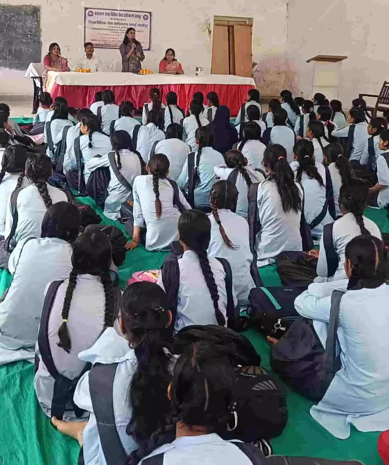 सवाई माधोपुर के विद्यालय में जागरूकता शिविर के दौरान बैठी छात्राएं। सवाई माधोपुर के विद्यालय में जागरूकता शिविर के दौरान बैठी छात्राएं।