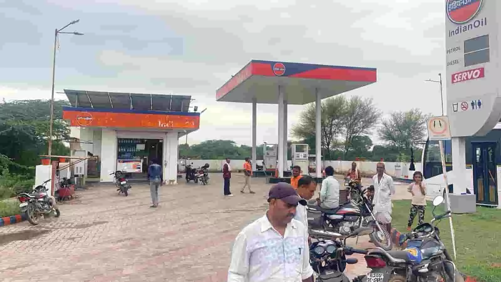 पेट्रोल पंप के परिसर और बिल्डिंग के बाहर खड़े वाहन व लोग पेट्रोल पंप के परिसर और बिल्डिंग के बाहर खड़े वाहन व लोग