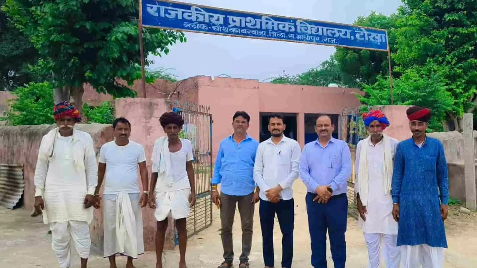 राजकीय प्राथमिक विद्यालय टोरड़ा के बाहर खड़े अधिकारी और ग्रामीण। राजकीय प्राथमिक विद्यालय टोरड़ा के बाहर खड़े अधिकारी और ग्रामीण।
