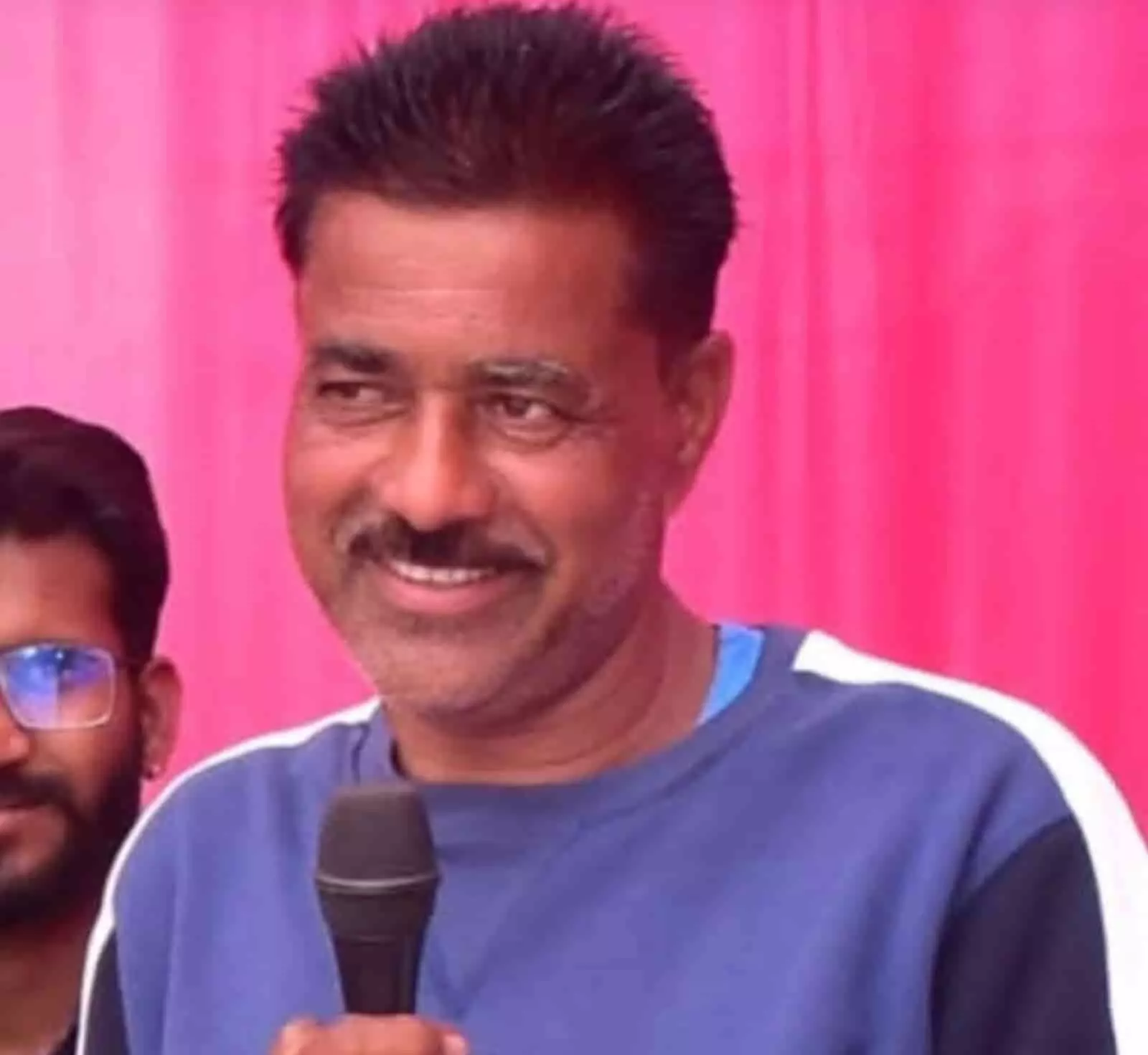 तस्वीर में खेल संकुल में माइक पकड़े नजर आ रहे हैं निर्मल माथोडिया। तस्वीर में खेल संकुल में माइक पकड़े नजर आ रहे हैं निर्मल माथोडिया।