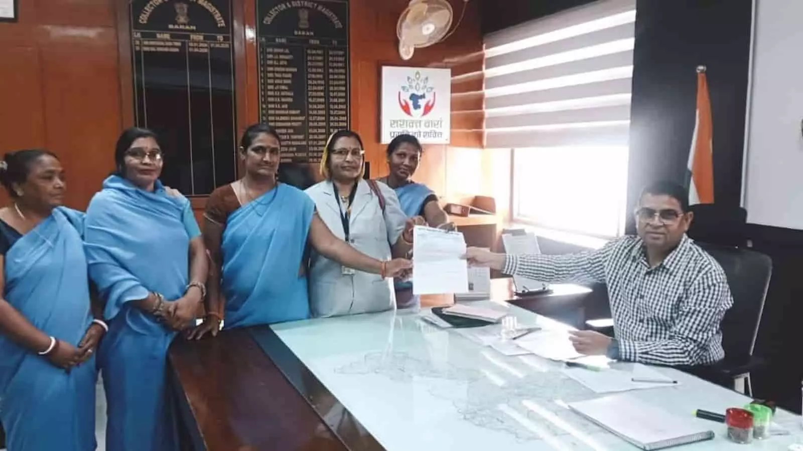 तस्वीर में आशा सहयोगिनी संघ की महिलाएं बारां में ज्ञापन सौंपती हुई दिख रही हैं। तस्वीर में आशा सहयोगिनी संघ की महिलाएं बारां में ज्ञापन सौंपती हुई दिख रही हैं।