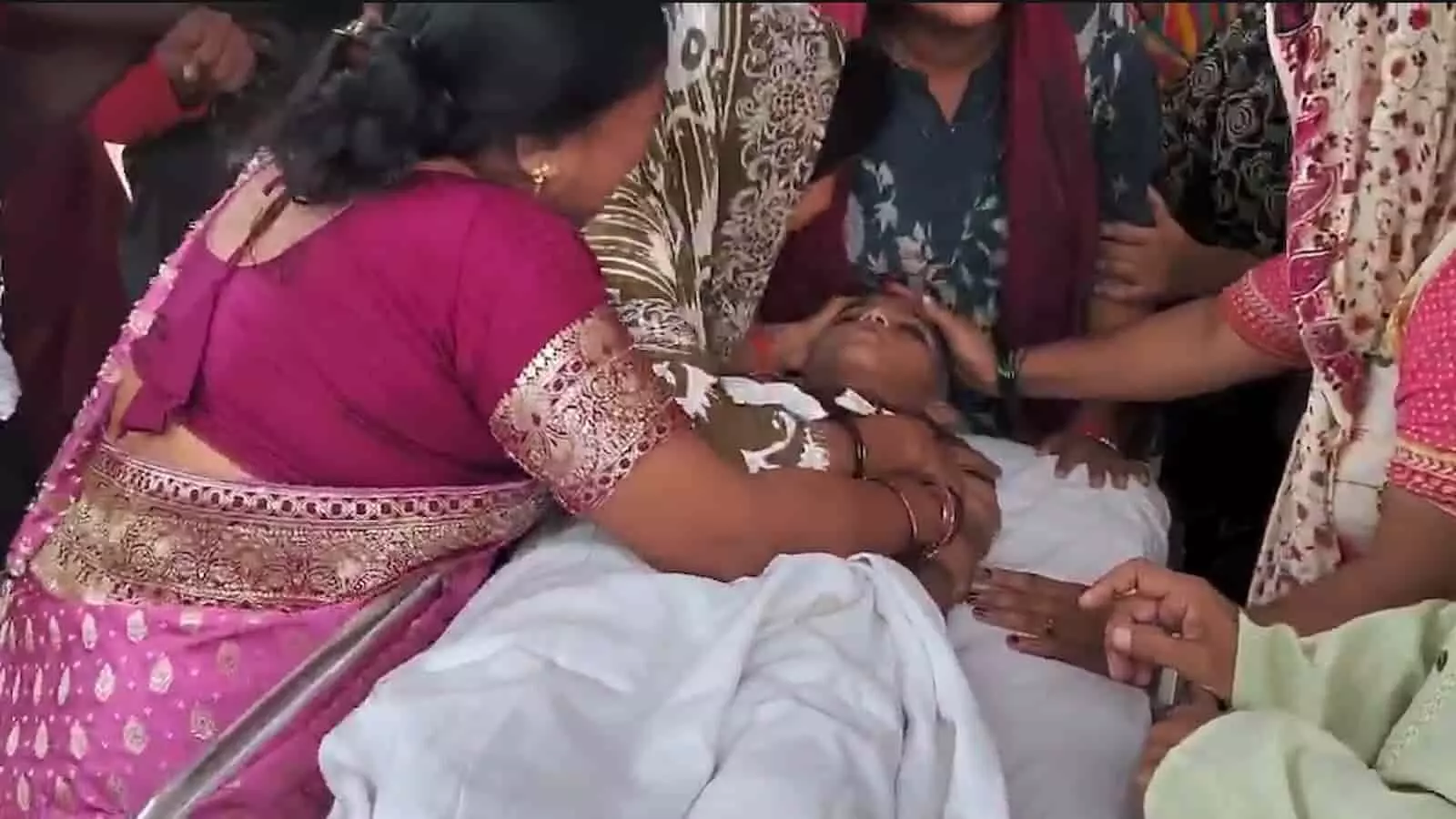 तस्वीर में एटा के अस्पताल में मृत बच्चे के शव के आसपास खड़े परिजन दिख रहे हैं। तस्वीर में एटा के अस्पताल में मृत बच्चे के शव के आसपास खड़े परिजन दिख रहे हैं।