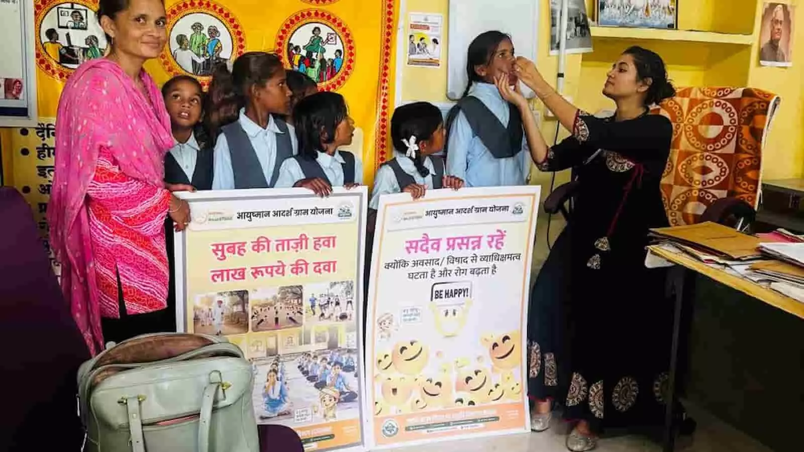 राजकीय आयुर्वेद औषधालय बग्गड़ में बच्चों को स्वर्णप्राशन ड्रॉपलेट्स पिलाई जा रही हैं। राजकीय आयुर्वेद औषधालय बग्गड़ में बच्चों को स्वर्णप्राशन ड्रॉपलेट्स पिलाई जा रही हैं।