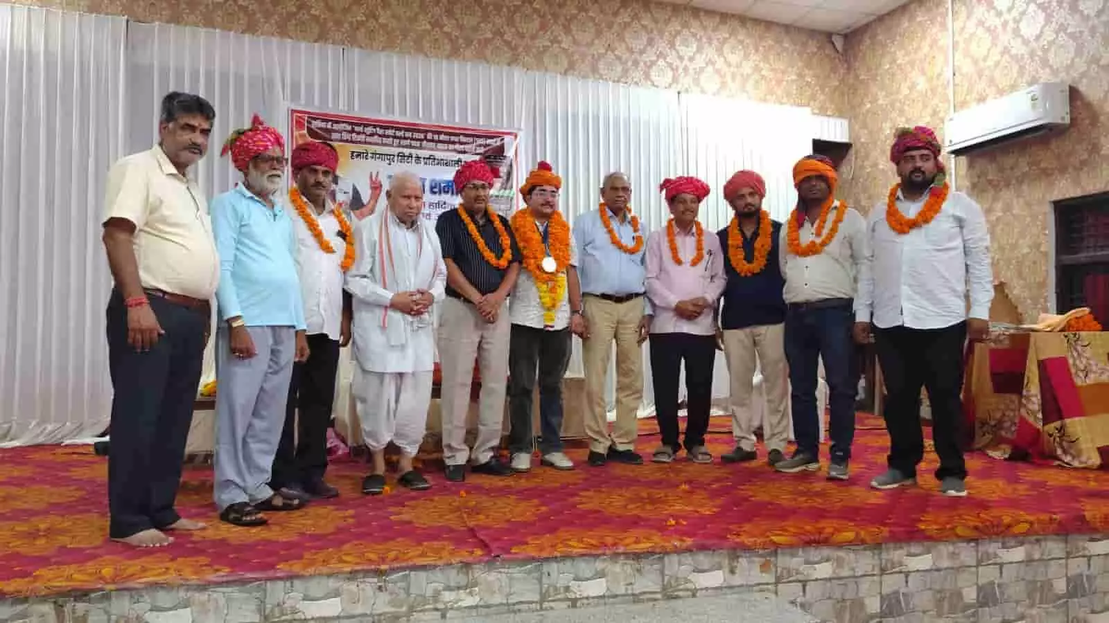 तस्वीर में भगवती पैलेस गंगापुर सिटी में स्वर्ण पदक विजेता राहुल शर्मा और अतिथि नजर आ रहे हैं। तस्वीर में भगवती पैलेस गंगापुर सिटी में स्वर्ण पदक विजेता राहुल शर्मा और अतिथि नजर आ रहे हैं।