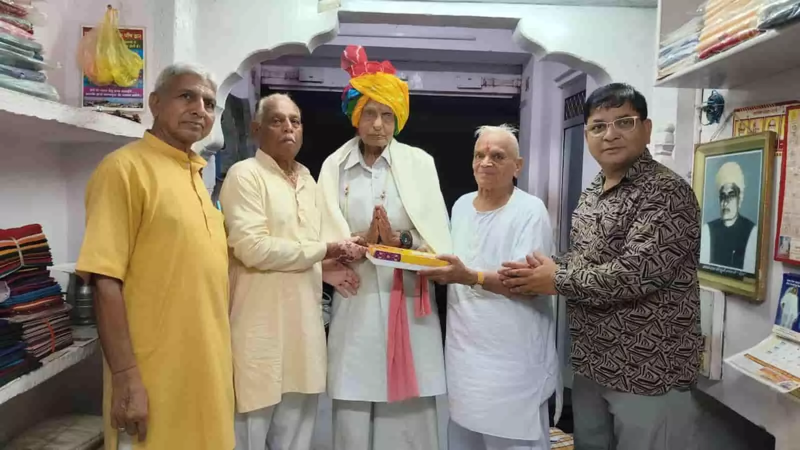 तस्वीर में सवाई माधोपुर में आयोजित सम्मान समारोह के दौरान पोरवाल समाज के वरिष्ठजनों को सम्मानित करते हुए सदस्य नजर आ रहे हैं। तस्वीर में सवाई माधोपुर में आयोजित सम्मान समारोह के दौरान पोरवाल समाज के वरिष्ठजनों को सम्मानित करते हुए सदस्य नजर आ रहे हैं।