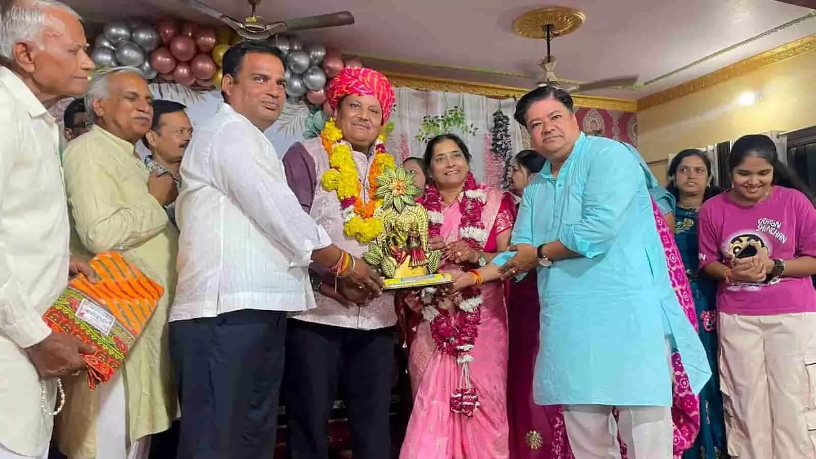 खंडेलवाल भवन गंगापुर सिटी में सेवानिवृत्ति अभिनंदन समारोह के दौरान नरेंद्र जैन को सम्मानित करते लोग। खंडेलवाल भवन गंगापुर सिटी में सेवानिवृत्ति अभिनंदन समारोह के दौरान नरेंद्र जैन को सम्मानित करते लोग।