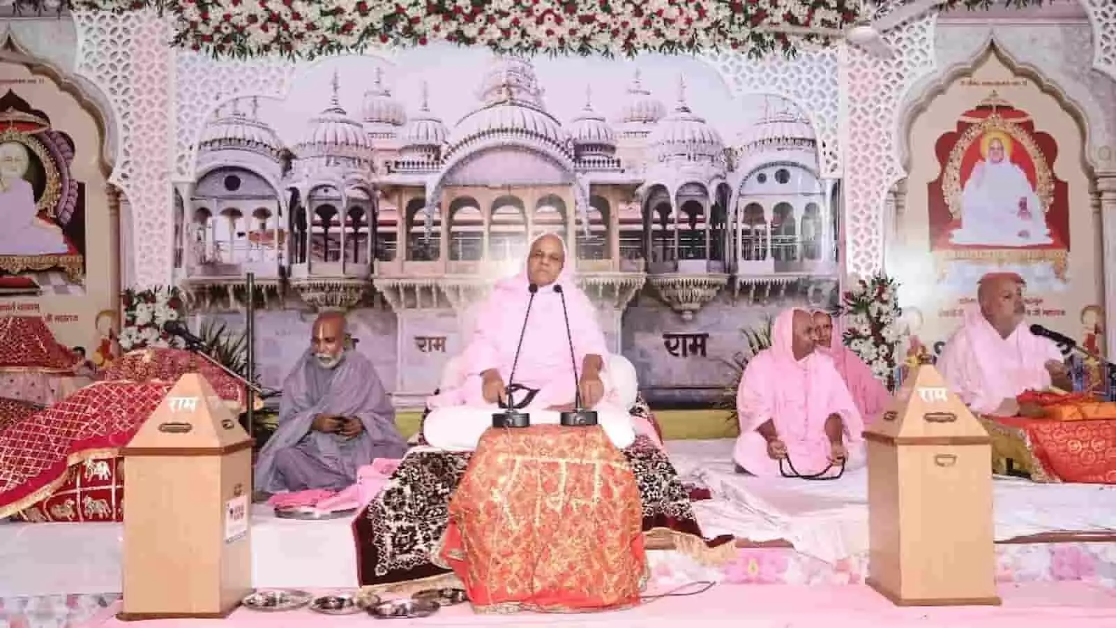 भीलवाड़ा के रामद्वारा धाम में आयोजित सत्संग में बड़ी संख्या में बैठी महिला श्रद्धालु दिख रही हैं। भीलवाड़ा के रामद्वारा धाम में आयोजित सत्संग में बड़ी संख्या में बैठी महिला श्रद्धालु दिख रही हैं।