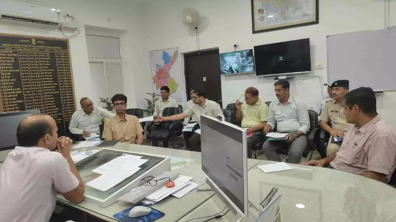 तस्वीर में जिला कलक्टर और अधिकारीगण टास्क फोर्स की बैठक में चर्चा करते हुए दिख रहे हैं। तस्वीर में जिला कलक्टर और अधिकारीगण टास्क फोर्स की बैठक में चर्चा करते हुए दिख रहे हैं।