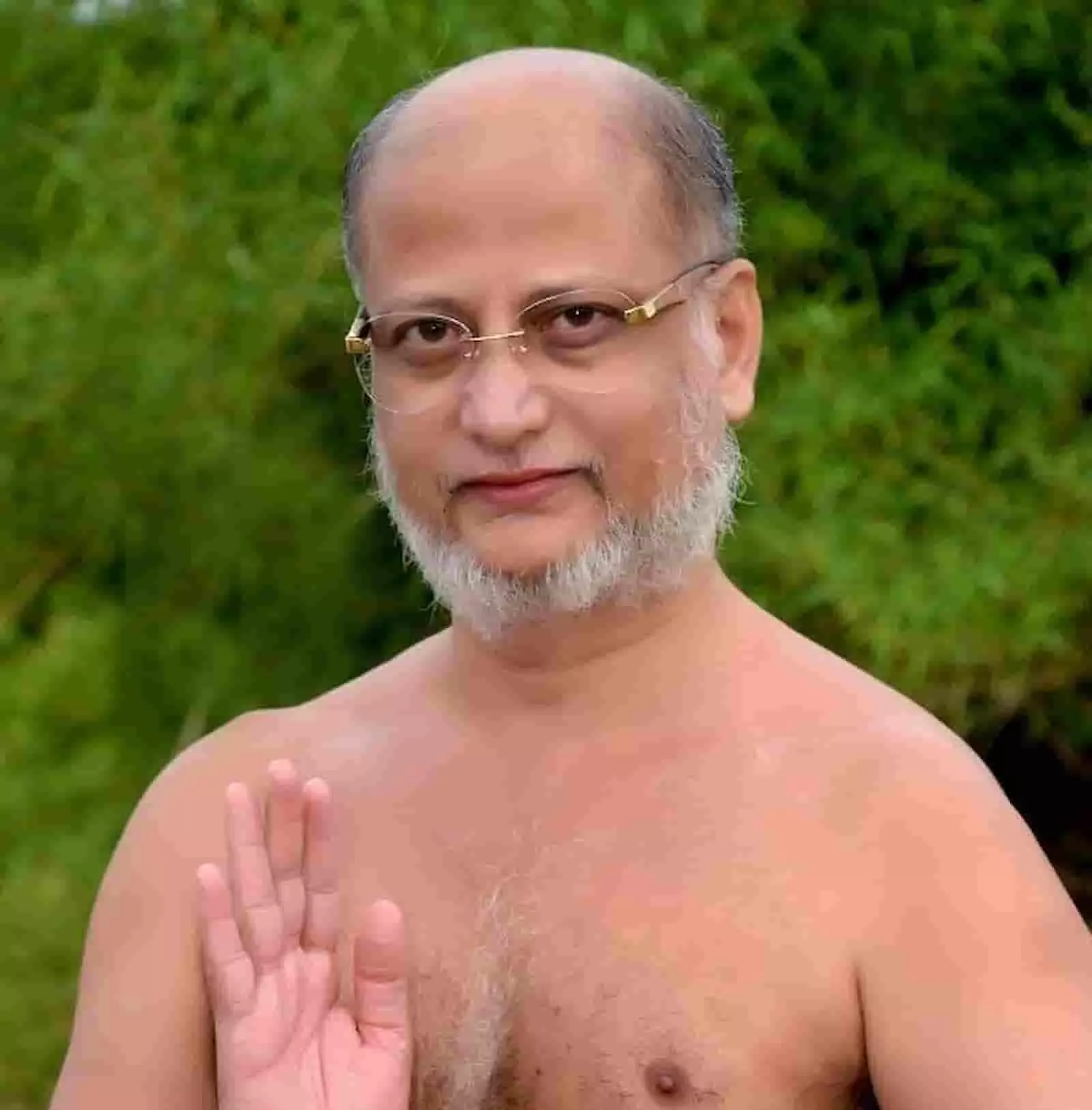 तस्वीर में आचार्य पुलकसागर महाराज खड़े होकर आशीर्वाद की मुद्रा में दिख रहे हैं। तस्वीर में आचार्य पुलकसागर महाराज खड़े होकर आशीर्वाद की मुद्रा में दिख रहे हैं।