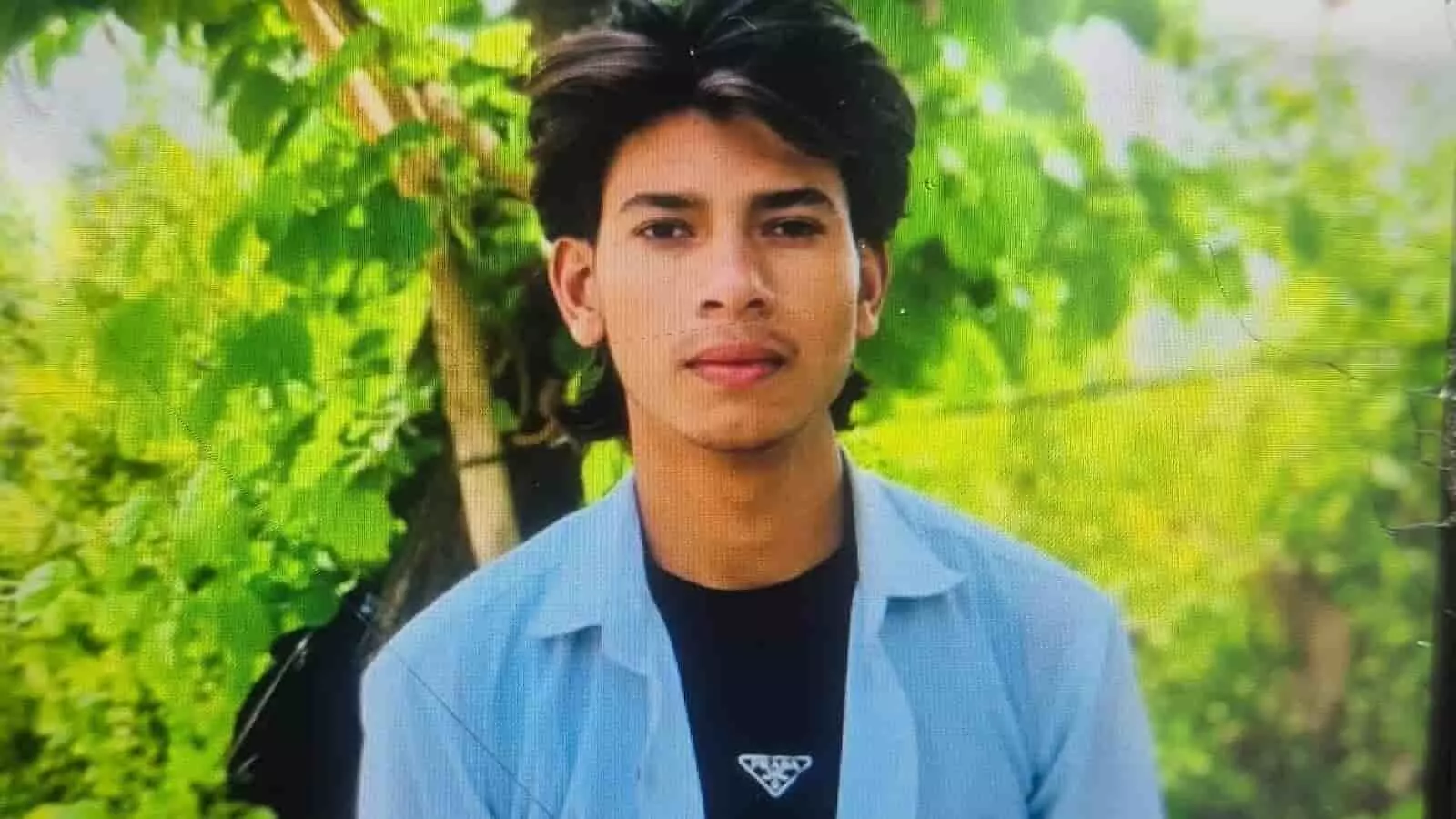 तस्वीर में नीली शर्ट पहने छात्र शिवम दिख रहा है. तस्वीर में नीली शर्ट पहने छात्र शिवम दिख रहा है.