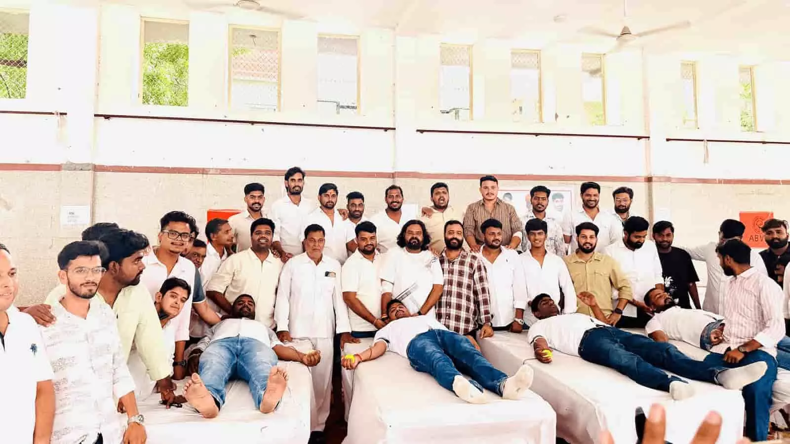 महेश एजुकेशन भवन निंबाहेड़ा में आयोजित शिविर में रक्तदान करते हुए युवा और खड़े हुए लोग। महेश एजुकेशन भवन निंबाहेड़ा में आयोजित शिविर में रक्तदान करते हुए युवा और खड़े हुए लोग।