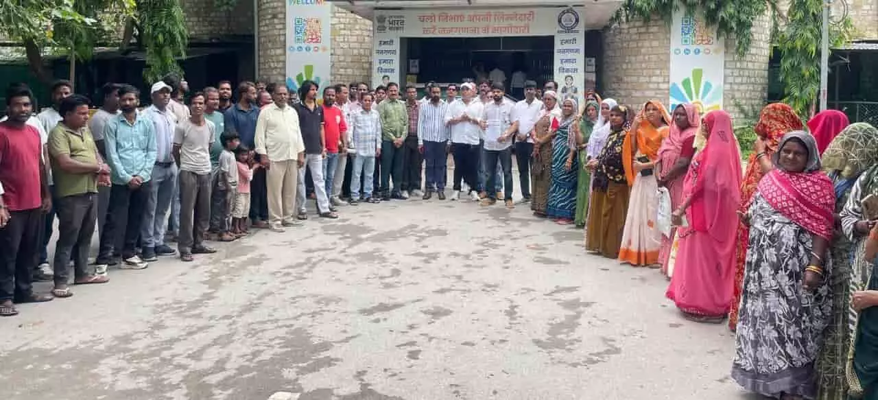 चित्तौड़गढ़ में सफाई कर्मचारी संविदा भर्ती के विरोध में प्रदर्शन करते हुए वाल्मीकि समाज के लोग। चित्तौड़गढ़ में सफाई कर्मचारी संविदा भर्ती के विरोध में प्रदर्शन करते हुए वाल्मीकि समाज के लोग।