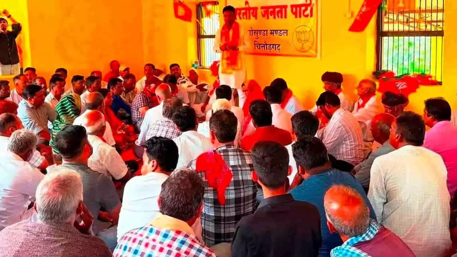 ऋषी मगरी मंदिर परिसर में आयोजित बैठक में कार्यकर्ताओं को संबोधित करते विधायक चंद्रभान सिंह आक्या। ऋषी मगरी मंदिर परिसर में आयोजित बैठक में कार्यकर्ताओं को संबोधित करते विधायक चंद्रभान सिंह आक्या।