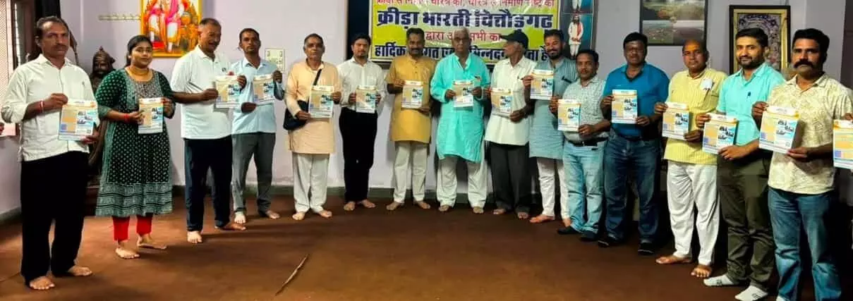 तस्वीर में चित्तौड़गढ़ में क्रीड़ा भारती के पदाधिकारी बैठक के दौरान पत्रक दिखाते हुए नजर आ रहे हैं। तस्वीर में चित्तौड़गढ़ में क्रीड़ा भारती के पदाधिकारी बैठक के दौरान पत्रक दिखाते हुए नजर आ रहे हैं।