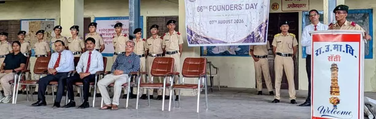 तस्वीर में राजकीय स्कूल के मंच पर जागरूकता कार्यक्रम के दौरान बोलते हुए सैनिक स्कूल के कैडेट्स और शिक्षक दिखाई दे रहे हैं। तस्वीर में राजकीय स्कूल के मंच पर जागरूकता कार्यक्रम के दौरान बोलते हुए सैनिक स्कूल के कैडेट्स और शिक्षक दिखाई दे रहे हैं।