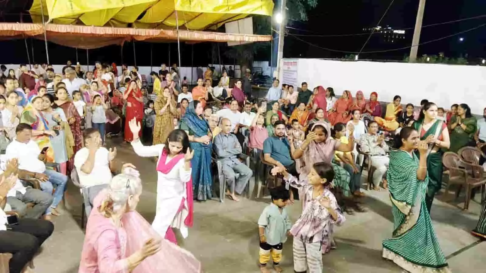 तस्वीर में खरड़ेश्वर महादेव मंदिर परिसर में भजन संध्या के दौरान बैठे और नृत्य करते श्रद्धालु दिख रहे हैं। तस्वीर में खरड़ेश्वर महादेव मंदिर परिसर में भजन संध्या के दौरान बैठे और नृत्य करते श्रद्धालु दिख रहे हैं।