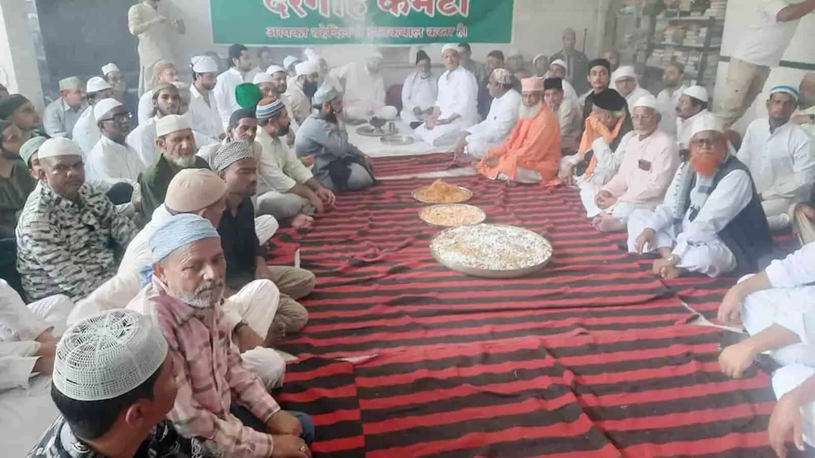तस्वीर में चित्तौड़गढ़ दरगाह के अंदर कुल की फातेहा और उर्स के समापन कार्यक्रम में बैठे जायरीन दिख रहे हैं। तस्वीर में चित्तौड़गढ़ दरगाह के अंदर कुल की फातेहा और उर्स के समापन कार्यक्रम में बैठे जायरीन दिख रहे हैं।