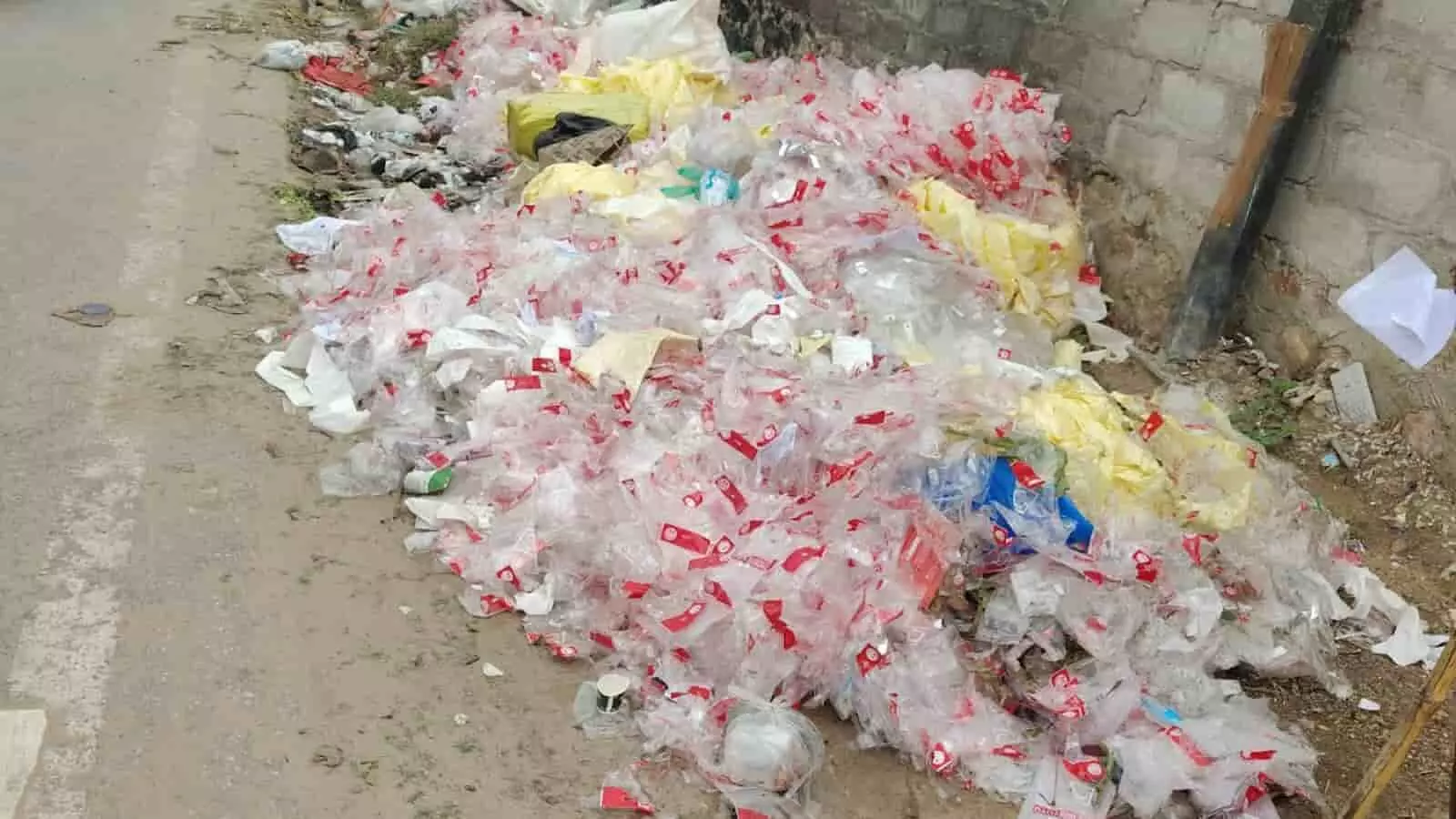 तस्वीर में सड़क किनारे कचरे का ढेर और झाड़ू नजर आ रहा है। तस्वीर में सड़क किनारे कचरे का ढेर और झाड़ू नजर आ रहा है।