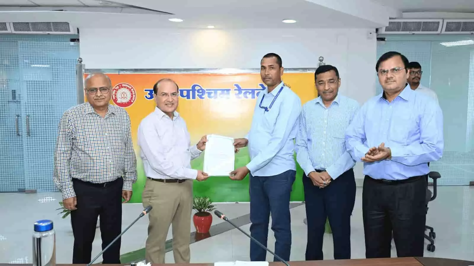 उत्तर पश्चिम रेलवे मुख्यालय में महाप्रबंधक द्वारा रेल कर्मचारी को सम्मानित किया जा रहा है। उत्तर पश्चिम रेलवे मुख्यालय में महाप्रबंधक द्वारा रेल कर्मचारी को सम्मानित किया जा रहा है।
