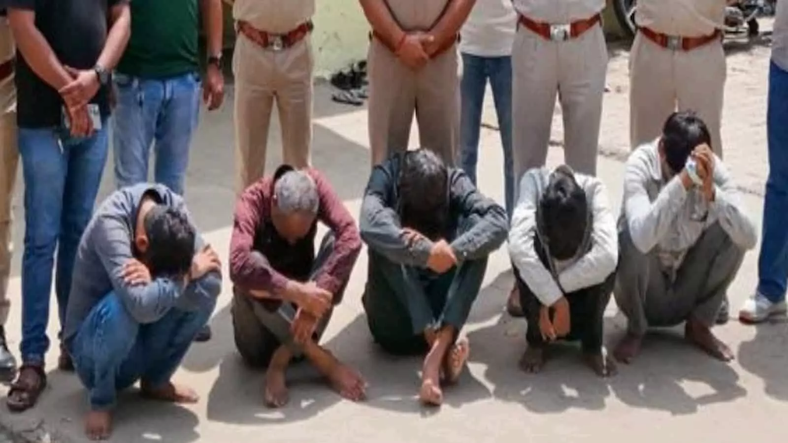 तस्वीर में अंता थाना पुलिस द्वारा गिरफ्तार किए गए पांच आरोपी जमीन पर बैठे दिख रहे हैं। तस्वीर में अंता थाना पुलिस द्वारा गिरफ्तार किए गए पांच आरोपी जमीन पर बैठे दिख रहे हैं।