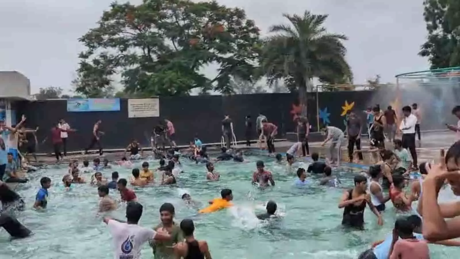 पानी के पूल में आनंद लेते बच्चे और लोग थेगड़ा स्थित वाटर पार्क में। पानी के पूल में आनंद लेते बच्चे और लोग थेगड़ा स्थित वाटर पार्क में।
