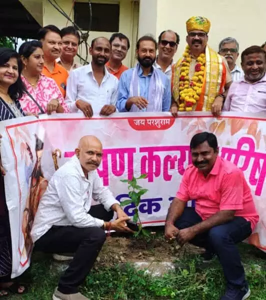 तस्वीर में ब्राह्मण कल्याण परिषद के सदस्य भगवान परशुराम वाटिका में वृक्षारोपण करते हुए दिख रहे हैं। तस्वीर में ब्राह्मण कल्याण परिषद के सदस्य भगवान परशुराम वाटिका में वृक्षारोपण करते हुए दिख रहे हैं।