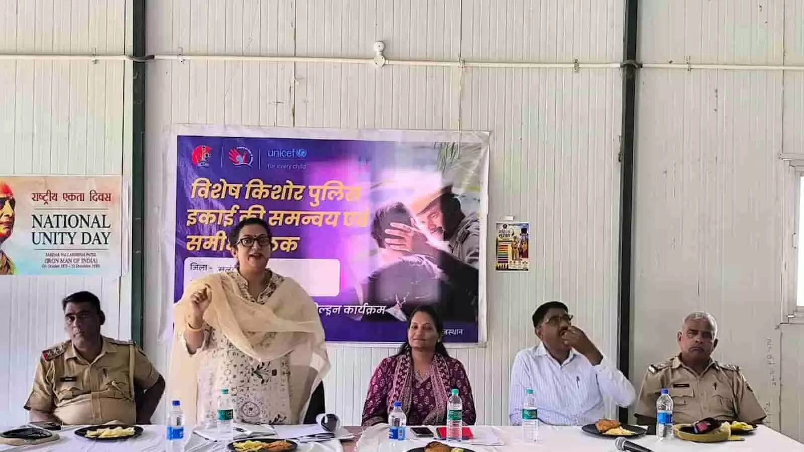 सलूंबर में आयोजित बाल संरक्षण समीक्षा बैठक में बैठे अधिकारी और वक्ता। सलूंबर में आयोजित बाल संरक्षण समीक्षा बैठक में बैठे अधिकारी और वक्ता।