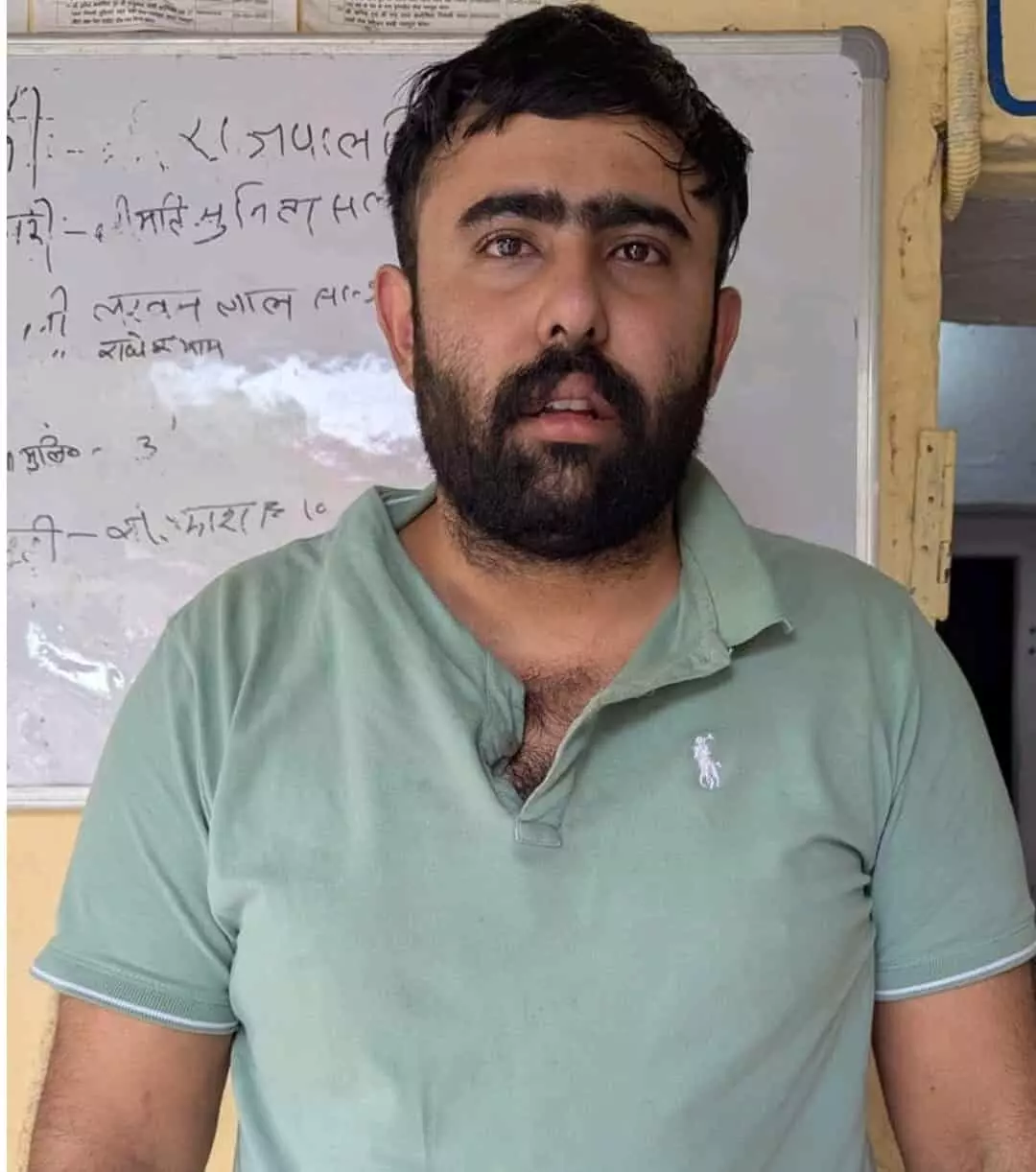 तस्वीर में आरोपी रितिक कम्बोज पुलिस स्टेशन के अंदर खड़े नजर आ रहा है। तस्वीर में आरोपी रितिक कम्बोज पुलिस स्टेशन के अंदर खड़े नजर आ रहा है।