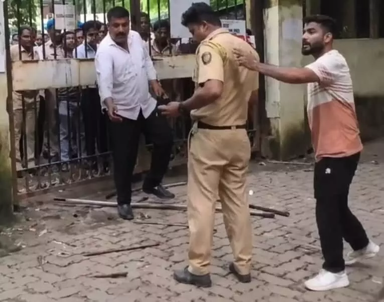 तस्वीर में माटुंगा में बीएमसी वार्ड कार्यालय के बाहर पुलिसकर्मी और दो व्यक्ति नजर आ रहे हैं। तस्वीर में माटुंगा में बीएमसी वार्ड कार्यालय के बाहर पुलिसकर्मी और दो व्यक्ति नजर आ रहे हैं।