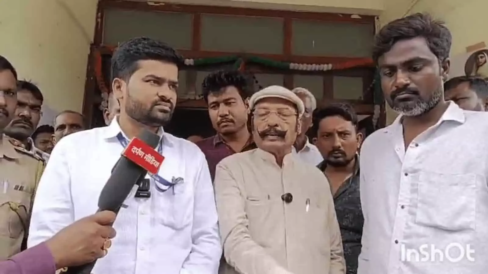 तस्वीर में शिरूर अनंतपाळ तहसील कार्यालय परिसर में मीडिया से बात करते हुए समिति के पदाधिकारी नजर आ रहे हैं। तस्वीर में शिरूर अनंतपाळ तहसील कार्यालय परिसर में मीडिया से बात करते हुए समिति के पदाधिकारी नजर आ रहे हैं।