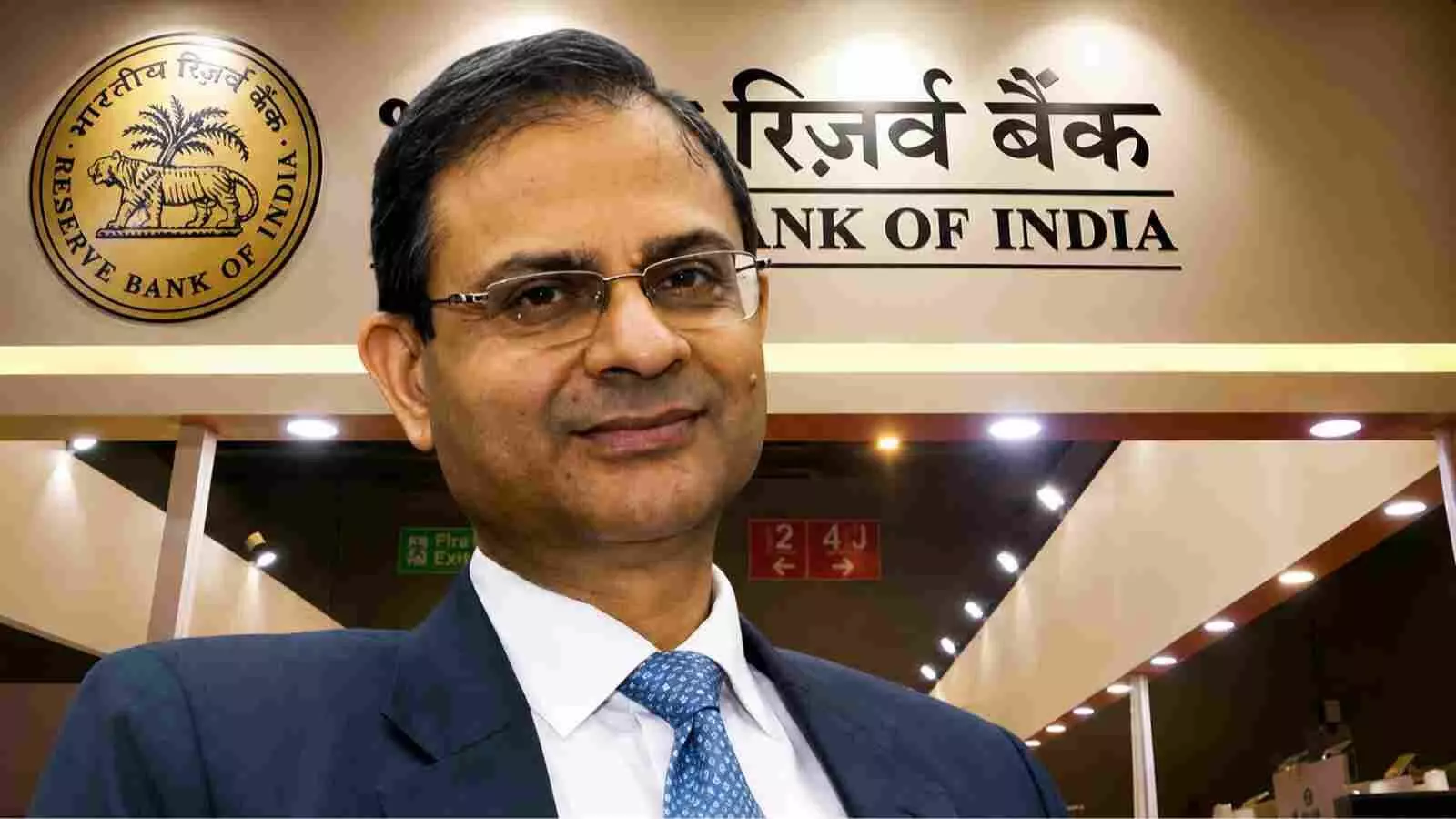 आरबीआई के लोगों के सामने खड़े गवर्नर संजय मल्होत्रा मौद्रिक नीति समिति की बैठक के संदर्भ में नजर आ रहे हैं। आरबीआई के लोगों के सामने खड़े गवर्नर संजय मल्होत्रा मौद्रिक नीति समिति की बैठक के संदर्भ में नजर आ रहे हैं।