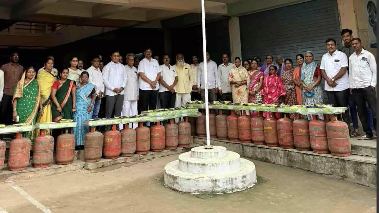 तस्वीर में ग्रामीण और गणमान्य व्यक्ति सिद्धनेर्ली में गैस सिलेंडरों के साथ खड़े दिखाई दे रहे हैं। तस्वीर में ग्रामीण और गणमान्य व्यक्ति सिद्धनेर्ली में गैस सिलेंडरों के साथ खड़े दिखाई दे रहे हैं।