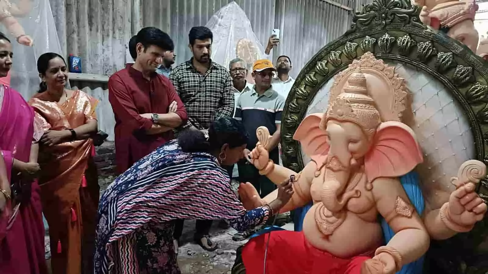कोल्हापुर में मूर्तिकारों की कार्यशाला के दौरान गणेश प्रतिमा का निरीक्षण करते राजे समरजीतसिंह घाटगे। कोल्हापुर में मूर्तिकारों की कार्यशाला के दौरान गणेश प्रतिमा का निरीक्षण करते राजे समरजीतसिंह घाटगे।
